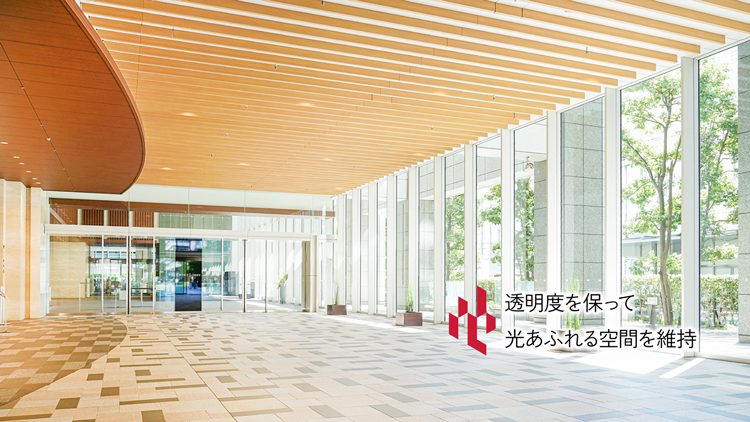 大きな窓から光が差し込む施工後のエントランス空間