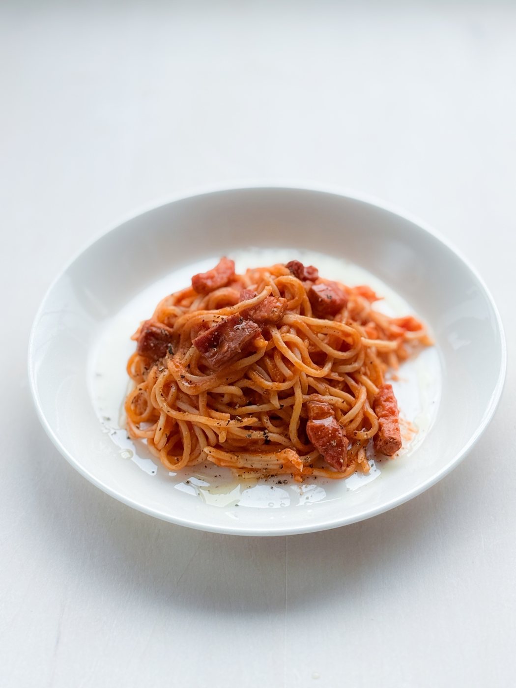 会場でお出しする、ベーコンと炒め玉ねぎのトマトソースのパスタ。